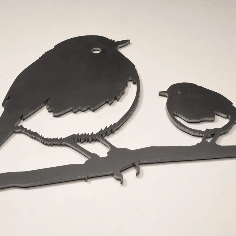 Roodborst en kuiken (metaal)